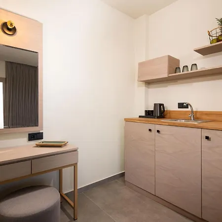 Hotel Castaway - Christos *